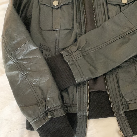 Beautiful 100% black leather jacket. Size Small. Ribbed ends. Zipper, 4 pockets - Picture 5 of 5